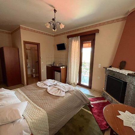 To Spiti Tis Irinis Hotell Vytina Exteriör bild