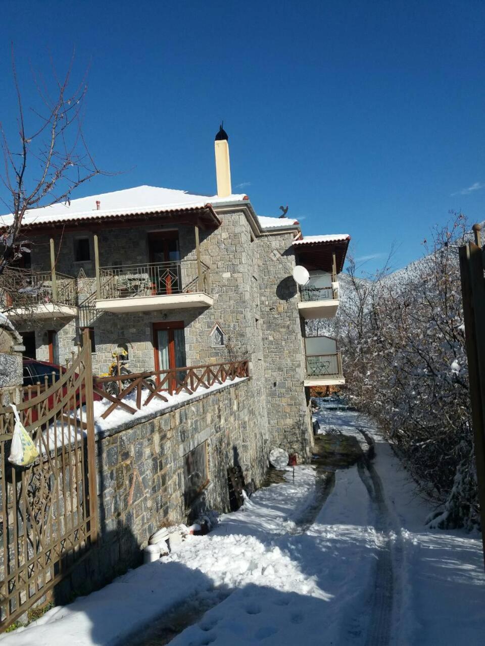 To Spiti Tis Irinis Hotell Vytina Exteriör bild